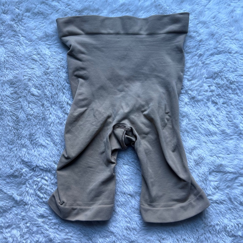 SKIMS Core Control Mid Thigh Super High Waisted Shapewear Shorts Tan Size XS NEW